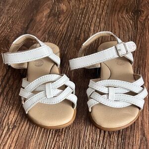 ￼ Stride right white sandals, little girls size 6 ￼